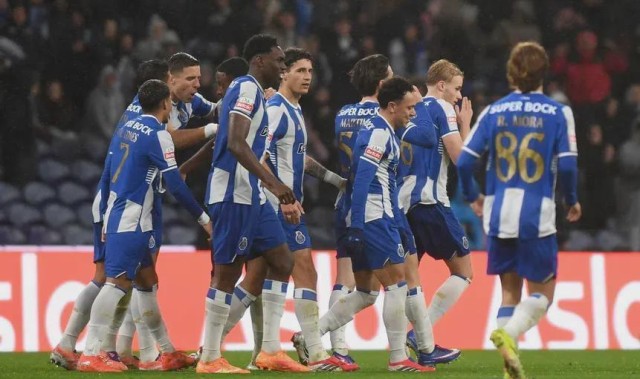 强得可怕！夺冠热门踢疯了，狂揽11连胜+赛季不败，高居榜首