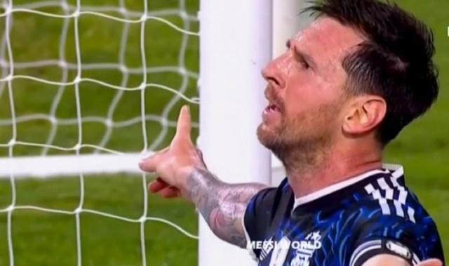 世界杯参赛阵容-在阿根廷主场收获进球，梅西破门后面向球迷看台庆祝