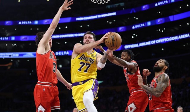 东契奇湖人生涯新高51分10篮板9助攻 湖人力擒公牛