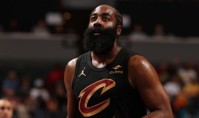 世界杯球队名单-哈登18+8加盟全胜！骑士险胜黄蜂豪取7连胜 米切尔32分克努33分