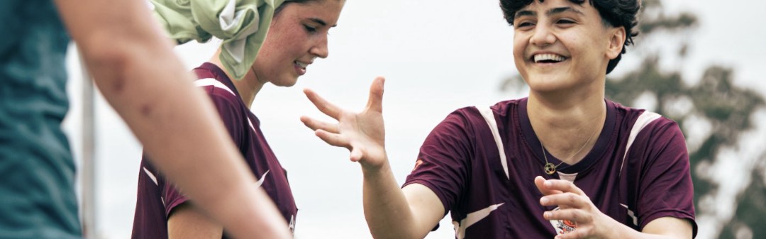 世界杯国家队名单-拒绝回国！伊朗女足2名逃离队员露面：露大腿脱头巾训练 笑容满面